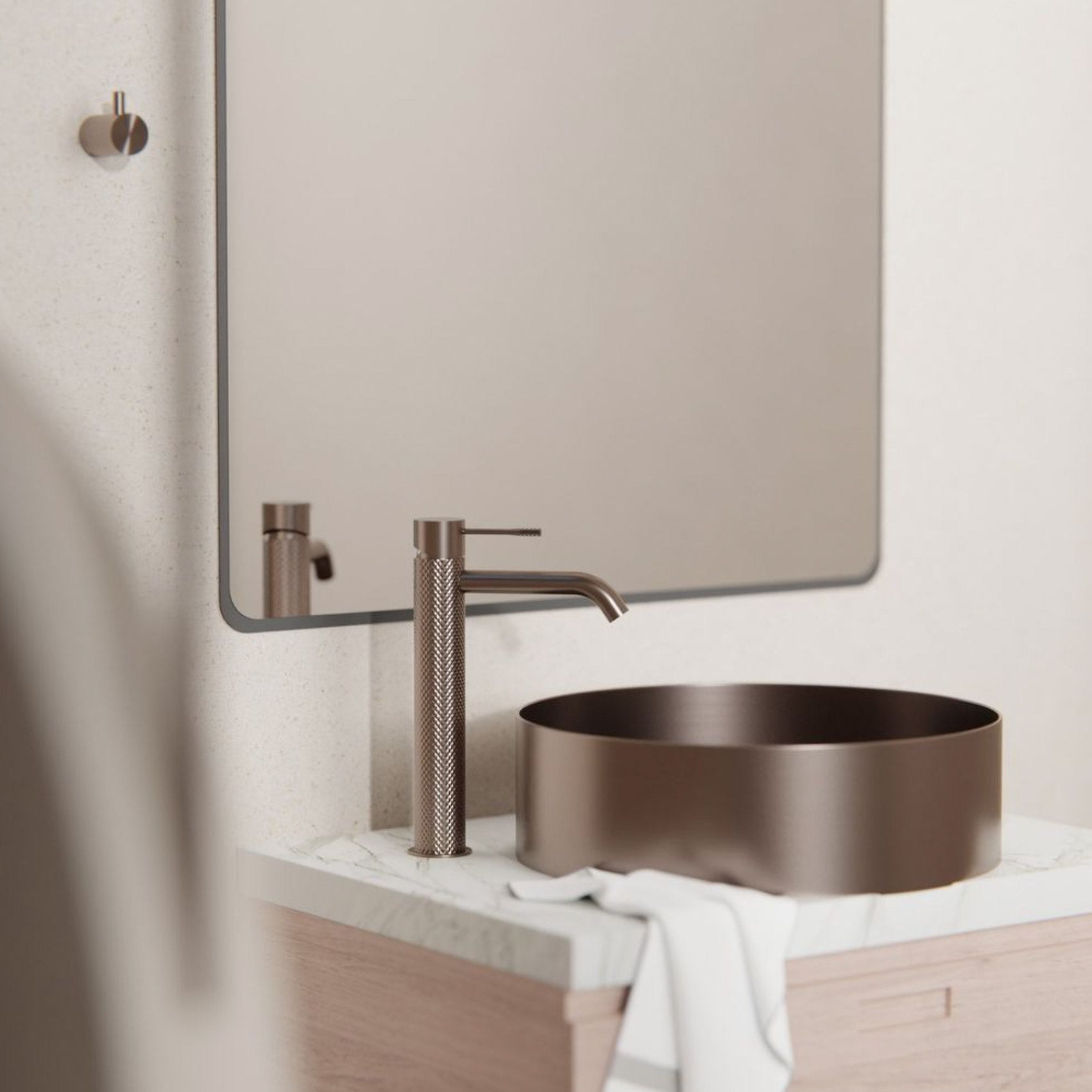 Mitigeur de lavabo Stilform de la série Iconic, version haute, en cuivre brossé