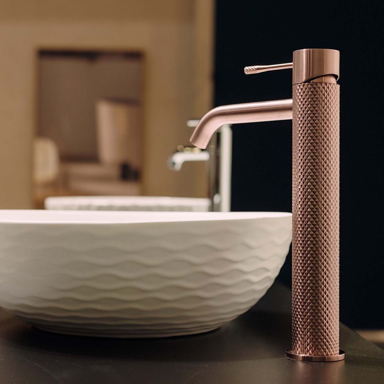 Mitigeur de lavabo Stilform de la série Iconic, version haute, en cuivre brossé